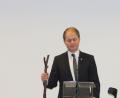 Bild: Christopher Dotzler
Pfarrer Stefan Wagner nutzte einen Stock, um Metaphern in seine Rede einzubauen.