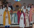 Bild: az
Die Sternsinger erhalten in ihren prächtigen Gewändern den Segen des Priesters.