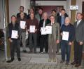 Bild: knh
Ehrenamtsbeauftragter Peter Kraus (hinten, rechts), Vorsitzender Richard Paulus (hinten, links), dritter Bürgermeister Richard Kammerer (vorne, rechts) und Landtagsabgeordneter Stephan Oetzinger (hinten, links) gratulieren den Geehrten zu ihren Auszeichnungen und baten sie um weitere Treue zum Verein.