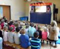 Bild: mez
Rund 100 Mädchen und Buben freuen sich über das Geschenk des Christkinds und sehen Kasperl und den Schneemann beim Puppentheater im Herz-Jesu-Kinderhaus.