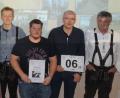 Bild: rwo
Böllervorsitzender Ludwig Walter (rechts) und Konrad Götz (links) gratulieren den Gewinnern der Hauptpreise, Katja Bäuml, Michael Höllerl und Rudolf Stahl (von links).