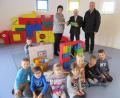 Bild: ang
Kindergartenleiterin Karin Krenkel, die Buben und Mädchen und Bürgermeister Werner Prucker (rechts) danken Hans Wagner für die erneut großzügige Spende im Zusammenhang mit dessen 95. Geburtstag.