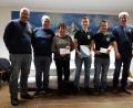 Bild: bgm
Sie sind die Gewinner der Feuerwehr-Tombola: Margit Lisson (Dritte von links), Stefan Blömer und Nico Reber (rechts daneben).