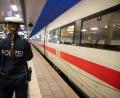 Bild: Daniel Karmann/dpa
Eine Polizistin steht auf dem Bahnsteig am Nürnberger Hauptbahnhof neben einem ICE der wegen einer Bombendrohung zuvor evakuiert wurde.