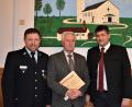 Bild: rgr
Erhard Dobmann (Mitte) ist seit 65 Jahren bei der Feuerwehr Gmünd und wurde im Rahmen der Jahreshauptversammlung geehrt. Es gratulierten Vorsitzender Tobias Schatz (links) und Bürgermeister Edgar Knobloch (rechts).