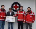 Bild: myd
Über 500 Euro für die Crowdfunding-Aktion „Checken-Rufen-Drücken“ freuen sich Vorsitzender Josef Ott (links), Technischer Leiter Andreas Ott und Kassier Pascal Hofmann (von rechts). Michael König (Zweiter von links), der selbst Mitglied ist, gibt die Spende aus der Kaffeekasse an seiner Arbeitsstelle weiter und verdoppelt den Betrag aus seinem eigenen Geldbeutel.