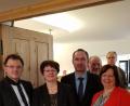 Bild: gz
Der Vize-Ministerpräsident Hubert Aiwanger von den Freien Wählern stellt sich mit den Delegierten Vorsitzender Karin Stahl (rechts) und Beisitzer Norbert Karl mit Ehefrau Edith zu einem Erinnerungsfoto.
