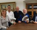 Bild: u
Das Organisationsteam von „Kummt’s eina“ (von links): Tourismusbeauftragte Monika Reindl, Bürgermeister Hermann Falk, Altbürgermeister Hans Drexler, Werner Stein, Kreisvorsitzender des Nordbayerischen Musikbunds, und Gewerbeverbandsvorsitzender Alfred Härtl.