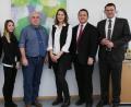 Bild: Hösamer
Bezirkstagspräsident Franz Löffler (links), Landrat Thomas Ebeling und der Leiter der Bezirkssozialverwaltung, Dr. Benedikt Schreiner (von rechts) stellten das Beratungsteam Nadine Gerl, Ekkehard Gauglitz und Caroline Hecht (von links) vor.
