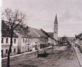 Repro: tu
So sah der Pleysteiner Marktplatz im Jahr 1919 aus. Wo seit 1923 das Kriegerdenkmal steht, war früher (vorderer Bildbereich) eine Brunnenanlage.