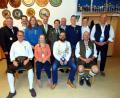 Bild: fnk
Stellvertretender Gauschützenmeister Wolfgang Moll (links) und Zweiter Bürgermeister Thorsten Grädler (Hinten, Vierter von links) gratulieren zusammen mit Schützenmeister Alfred Forster (hinten Mitte) den Würdenträgern und Vereinsmeistern. Neuer Jugendkönig ist Amelie Nutz (sitzend, Zweite von links), der Schützenkönig heißt Michael Nutz (Dritter von links).