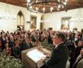 Bild: Wolfgang Steinbacher
Beim Neujahrsempfang der Stadt Amberg 2018 scharen sich die Zuhörer um das Rednerpult, an dem Oberbürgermeister Michael Cerny steht.