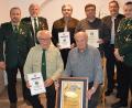 Bild: sck
Glückwünsche zu besonderen Auszeichnungen gelten (vorne, von links) Josef Wittmann und dem neuen Ehrenmitglied Hans Ziegler. Stehend von links Alexander Kroher, Gauschützenmeister Dietmar Beyer, Peter Gradl, Reinhold Wallner, Bürgermeister Joachim Neuß und Schützenmeister Josef Diertl.