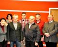 Bild: es
Hans Maier (vorne, Mitte) ist der neue Kirchenpfleger, rechts von ihm Hubert Schönberger, links von ihm Gerti Braun. Hintere Reihe von links: Diana Völkl, Ramona Beer, Josef Schneider, Josef Hartinger und Pfarrer Wilhelm Bauer.