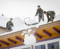 Bild: Franz Neumayr/Leo/LMZ/dpa
Das österreichische Bundesheer ist im Bundesland Salzburg zu Assistenzeinsätzen wegen des anhaltenden Schneefalls gerufen worden.
