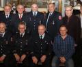 Bild: Dobmeier
Bei der Feuerwehr Frauenricht fungiert der bisherige Kommandant Roland Weismeier (Zweiter von rechts sitzend) als neuer Vorstand und neuer Kommandant ist Thomas Weismeier (sitzend Zweiter von links).
