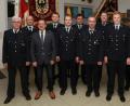 Bild: njn
Kommandant Bernhard Schmidt (Vierter von rechts) spricht bei der Generalversammlung zahlreiche Beförderungen aus und ehrt Feuerwehrmänner für langjährige Dienstzeit. Mit auf dem Bild (von links) Feuerwehrvorsitzender Albert Vollath, stellvertretender Kommandant Wolfgang Gruber, Bürgermeister Hans Donko sowie (von rechts) Schriftführer Benjamin Schlicht und zweiter Vorsitzender Tobias Bollmann.