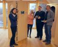 Bild: awo
„Wie klingt die Oberpfalz?“ – Die Ausstellung des Bezirks Oberpfalz ist bis 28. Februar 2019 in der ArchaeoWerkstatt jeden Sonntag von 14 bis 17 Uhr kostenlos zu besichtigen. Die Knopfstadt ist die 25. Station dieser Ausstellung, wozu Bezirksheimatpfleger Dr. Tobias Appl und der Vorsitzende des Vereins „Via Carolina – Goldene Straße e.V.“, Alfred Wolf gemeinsam mit Carina Wagner und Ida Petioka die Stationen testeten und die Besucher einladen.