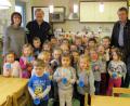 Bild: hm
Die beiden Vorsitzenden des Obst- und Gartenbauvereins Pfreimd, Reinhold Kumeth und Herbert Rassmann, versorgten die beiden Kindergärten mit Apfelsaft.