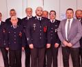 Bild: arw
Die neue Vorstandschaft der Feuerwehr Störnstein mit Hubert Meiler, Bürgermeister Markus Ludwig, Thomas Kraus (neu), Matthias Meiler, Vorsitzenden Johannes Meiler (neu), zweiter Vorsitzender Franz Kriechenbauer, Manfred Wilde (hinten) Johann Müller, Bernhard Kneidl, Kommandant Wolfgang Meiler Bernhard Meier (neu) und stellvertretender Kommandant Marius Schmid (von rechts).