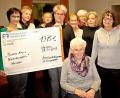 Bild: R. Kreuzer
Anja Schricker vom Bunten Kreis (links) nimmt die Spende von Birgit Sittl (Vierte von linsk) und den Damen der Strick- und Handarbeitsgruppe entgegen.