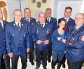 Bild: hai
Für 30 Jahre im aktiven Dienst ehrt Kommandant Thomas Hartmann (rechts) seinen Stellvertreter Oliver Hösl (Vierter von links) und für zehn Jahre Jenny Hösl (Dritte von rechts). Dieter Schumann (Zweiter von links) verabschiedet er nach 30 Jahren Dienstzeit. Ihnen danken gratulieren auch Vorsitzender Jürgen Kaufmann, Kassier Konrad Walter, Kreisbrandmeister Karlheinz Sehnke und Jugendwart Martin Heier (von rechts).