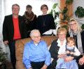 Bild: wro
Renate Sturm freut sich über viele Glückwünsche. Im Bild (sitzend von links) Ehemann Wilhelm, die Jubilarin Renate Sturm, Enkelin Franziska und Tochter Daniela; dahinter Bürgermeister Toni Dutz, Renate Sturms Schwester Dorit und Schwiegertochter Kathrin.