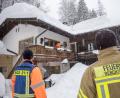 Bild: Bernd März/dpa
Feuerwehrmänner schaufeln in Buchenhöhe Schnee vom Dach eines Hauses. Nach starkem Schneefall sitzen bei Berchtesgaden rund 350 Menschen fest.