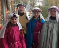 Bild: Judith Lehner
Zwar erzählt die Bibel von nur drei Weisen aus dem Morgenland, doch die Sternsinger sind zu viert unterwegs (von links): Melchior alias Luzie, Sternträgerin Emilia, Kaspar alias Luisa und Balthasar alias Christina.