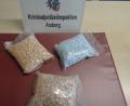 Bild: Kripo Amberg
Die Kriminalpolizei stellt diese Tabletten-Tüten sicher.