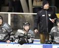 Bild: Hubert Ziegler
ERSC-Trainer Dirk Salinger (Mitte) und seine Spieler warten gespannt auf den Beginn der Verzahnungsrunde. Los geht’s am Freitag in Dorfen, am Sonntag steht das erste Heimspiel gegen den ESV Buchloe auf dem Programm. „Ein guter Start ist wichtig“, sagt Salinger.