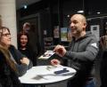 Bild: weu
Das Besondere an dem sympathischen Kabarettisten ist seine Publikumsnähe. In der Pause und nach der Vorstellung suchte er das Gespräch und gab gerne Autogramme.