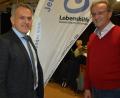 Bild: jr
Bürgermeister und Lebenshilfe-Vorsitzender Roland Grillmeier (links) und Lebenshilfe-Geschäftsführer Berthold Kellner geben die Pläne für den Bau eines neuen Kindergartens mit zwei Krippen bekannt.