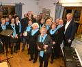 Bild: hcz
Der neue Heimatring- Vorsitzende Heiner Vierling (Mitte) dankt Chorleiterin Larissa Burgardt (links vorne) und ihren Sängerinnen und Sängern für die großartig interpretierten Lieder.