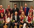 Bild: kari
Der Musikverein Vilseck verabschiedet einige Ausbilder (sitzend, von links): Stefanie Gradl, Anja Mayer, Hans Wolf, Kerstin Prechtl und Julia Schertl; hintere Reihe (von links): Dirigent Hermann Hänsch, die Ausbilder Roman Chwalinski und Benjamin Jung, stellvertretende Vorsitzende Marina Pröls, Vorsitzender Christian Winklmann und stellvertretende Vorsitzende Katrin Pirner.