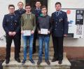 Bild: wmi
Auch die Feuerwehren haben mit Nachwuchsproblemen zu kämpfen. Umso erfreuter sind (von links) Jugendwart Lukas Lohner, Adjutant Matthias Seemann, Kommandant Jürgen Adelhardt und (von rechts) Vorsitzender Stefan Lindner, in Patrik Groß und Manuel Lindner zwei neue junge Mitglieder gewonnen zu haben.