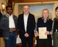 Bild: bey
Josef Hauer (mit Urkunde) gehört seit 40 Jahren dem Katholischen Männerverein an. Dazu gab es Glückwünsche von Pfarrer Pennoraj Thamarkkan, Vorsitzendem Max Simmerl (von links) und Bürgermeisterin Tanja Schiffmann.