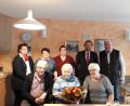 Bild: jzk
Nicht nur Sohn Peter und Tochter Angelika (vorne von links), sondern auch Heimleiterin Claudia Heier, Regina Merkl, Pflegefachkraft Cindy Brunner, zweiter Bürgermeister Hermann Schraml und Schwiegersohn Eberhard Besold (hinten von links) gratulierten Ingeborg Weiß (vorne, Mitte) zu ihrem 90. Geburtstag.
