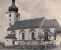 Repro: wro
Die Kirche St. Michael vor der Erweiterung in den 1930er Jahren. Deutlich ist hier die alte Kirchenmauer mit dem Beinhaus zu sehen.