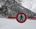 Bild: Angelika Warmuth
Die Straße nach Österreich ist am Grenzübergang Mittenwald-Scharnitz auf Grund der Lawinengefahr gesperrt. Foto: Angelika Warmuth/Archiv