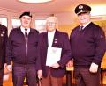 Bild: arw
Soldatenbund-Kreisvorsitzender Heinrich Scheidler überreicht Josef Karl die Ehrenurkunde des BSB-Präsidenten. Mit dabei sind Vorsitzender Engelbert Eckart und Kassier Henry Rehfeldt (von rechts).