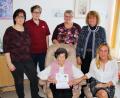 Bild: ckl
Neben Tochter Karin (sitzend, rechts) sind unter den Gratulanten auch dritte Bürgermeisterin Sonja Heindl und Vertreterinnen des Caritas-Seniorenwohnheims St. Marien (stehend, von rechts).