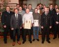 Bild: njn
Zahlreiche Ehrungen gab es für die aktiven und passiven Mitglieder, darunter für Georg Thoma (erste Reihe dritter von links), der für 60-jährige Mitgliedschaft ausgezeichnet wurde. Mit auf dem Bild (von links) zweiter Vorsitzender Franz Wenning, Bürgermeister Hans Donko sowie Kommandant Patrick Reischl (hintere Reihe links) und Vorsitzender Willi Kraus (rechts).