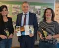 Bild: jr
Freuen sich auf die Museumssaison 2019: Marion Papsch, Bürgermeister Roland Grillmeier und Nicole Schuller (von links) mit der neuen Infobroschüre, die einen Überblick über Ausstellungen und Aktionen bietet.