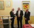 Bild: hkö
Bild 1: Verleihung der Ehrenmedaille.
Von links: Bürgermeister Peter König, Karl Lenhard und 2. Bgm. Dr. Günther Fütterer.