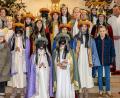 Bild: ohr
Pfarrer Heinrich Rosner (links), Gemeindereferent Markus Seefeld (rechts) und Ministrantenbetreuerin Christine Stuiber (Zweite von links) gestalteten in der St.-Barbara-Kirche Stulln den Sternsinger-Gottesdienst.