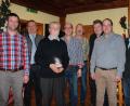 Bild: cs
Über 25 Jahre gehört Johannes Lindner (zweiter von links) als Fördermitglied der großen Feuerwehrfamilie in Michelfeld an. Vorsitzender Sebastian Höllerl (Zweiter von rechts) überreicht bei der Jahreshauptversammlung ein Präsent. Mit im Bild der alte und neue Vorstand, Bürgermeister Joachim Neuß und Kreisbrandinspektor Hans Sperber.