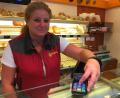 Bild: ihl
Edith Weber verkauft nicht nur Brot und Semmeln, sondern teilt auch aus – Geld im Auftrag der Sparkasse.