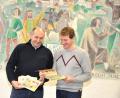 Bild: es
Bürgermeister Max Völkl (links) und Projektmanager Florian Lang (rechts) sind vom Biodiversitätskalender 2019 sehr angetan und können ihn nur empfehlen. Es gibt ihn kostenlos im Rathaus Tännesberg.