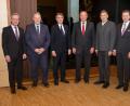 Bild: exb
Der neue Vorstand des Oberpfalz Marketing e. V. (v. l.): Werner Heß (Schatzmeister), Landrat Richard Reisinger (Schriftführer), Regierungspräsident Axel Bartelt (3. Vorsitzender), Bezirkstagspräsident Franz Löffler (1. Vorsitzender), HWK-Präsident Dr. Georg Haber (2. Vorsitzender), IHK-Hauptgeschäftsführer Dr. Jürgen Helmes (Beisitzer), OTHAW-Präsidentin Prof. Andrea Klug (Beisitzerin). In Abwesenheit gewählt wurde Finanzminister Albert Füracker als weiterer Beisitzer.